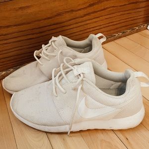 Nike White Roshes